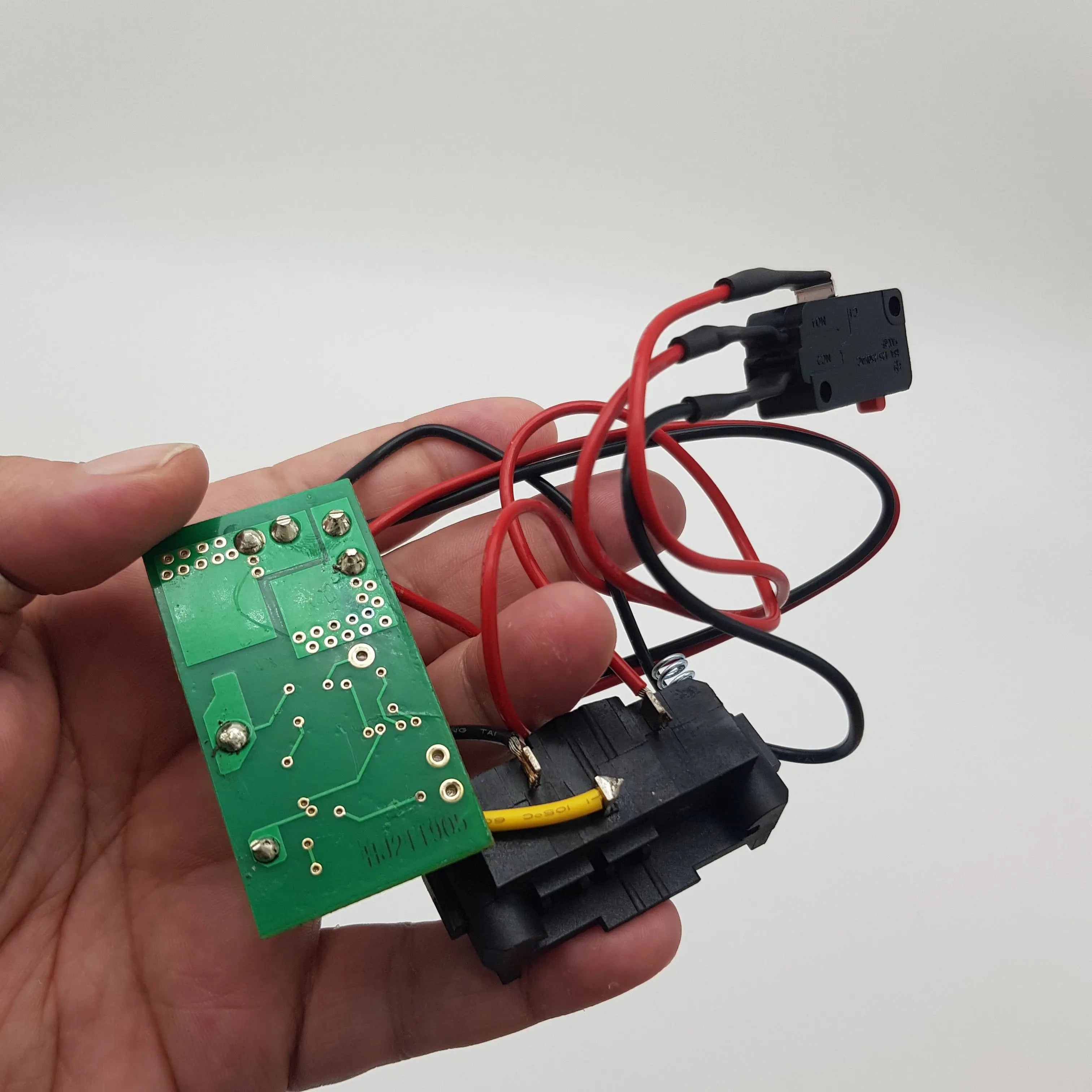 Scheda ed interruttore per sega elettrica Black+Decker GKc1820L BLACK+DECKER